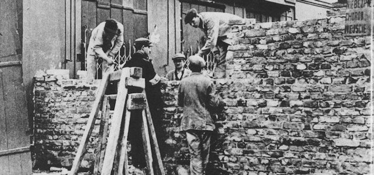 The wall of ghetto in warsaw building on nazi german order august 1940 e1542216107441